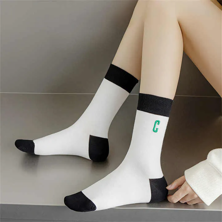 مريحة وجيدة التهوية مخصصة للمرأة الأبيض  . ر . Comfortable and breathable custom women's white and