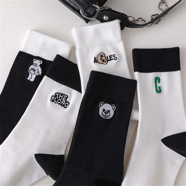 مريحة وجيدة التهوية مخصصة للمرأة الأبيض  . ر . Comfortable and breathable custom women's white and